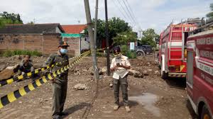 Guyangan nganjuk singkat cerita, dimana biasanya tempat ini cukup ramai di jam mendekati magrib atau 17:30 wib, dimana banyak sopir luar kota yang. Pembangunan Dua Pabrik Di Kabupaten Nganjuk Akhirnya Di Perhentikan Karena Belum Ada Izin Oleh Sat Pol Pp Dan Dinas Perizinan Metro Jatim