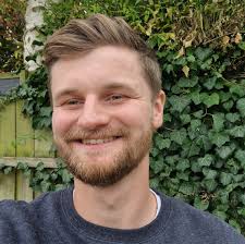 Do Hoka stores offer discounts for runners?