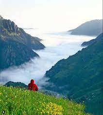 Kaçkar sıradağlarının eteklerinde oluşan yaylalar, doğal güzellikleri ile tam bir yeşil cennet. Cicekli Yayla Camlihemsin Rize Turkiye Seyahat Fotografcilik Yaya