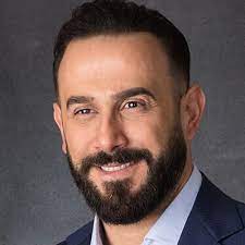 في جو الحركة تدور أحداث الفيلم وتحديدًا في رحلةٍ جويةٍ دوليةٍ من نيويورك للندن. Ù…Ø§ Ù„Ø§ ØªØ¹Ø±ÙÙ‡ Ø¹Ù† Ù‚ØµÙŠ Ø®ÙˆÙ„ÙŠ Ù…Ù† Ù‡Ùˆ Ø³ÙŠØ±ØªÙ‡ Ø§Ù„Ø°Ø§ØªÙŠØ© Ø¥Ù†Ø¬Ø§Ø²Ø§ØªÙ‡ ÙˆØ£Ù‚ÙˆØ§Ù„Ù‡ ÙˆÙ…Ø¹ØªÙ‚Ø¯Ø§ØªÙ‡ Ù…Ø¹Ù„ÙˆÙ…Ø§Øª Ø¹Ù† Ù‚ØµÙŠ Ø®ÙˆÙ„ÙŠ