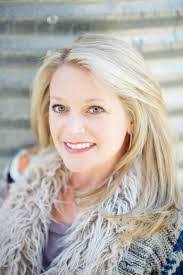 Esther Hooks's Instagram, Twitter & Facebook