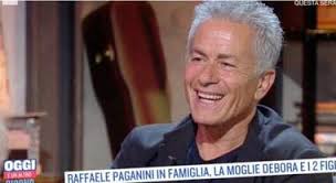 Primo di undici fratelli, la madre è cantante lirica, mentre il padre è danzatore classico. D9mk6qcuvi2kgm