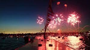 Ein flieger der swiss rollt über eine startbahn am flughafen zürich kloten. Feuerwerk Von Ms Wadin Sehen Am 1 August Zurichfest Silvester Seenachtfest