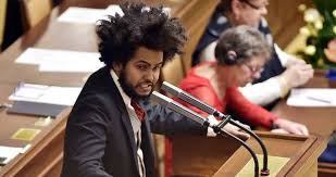 Dívky hovoří také o verbálním urážení a ponižování, kterého se měl poslanec dopouštět. Thkai Zim9 6rm