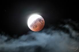 The annular solar eclipse, also known as a 'ring of fire' eclipse, happens when the moon moves between the earth and the sun. Eclipse Partielle De La Lune Autour Du Ciel