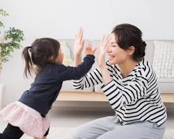 子供を褒める親の画像