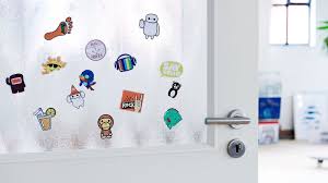 Bu videoyu izleyip sizde kolay bir şekilde cama reklam. Etiketlerin Ve Stickerlerin Yapiskani Kolayca Nasil Cikarilir Edding