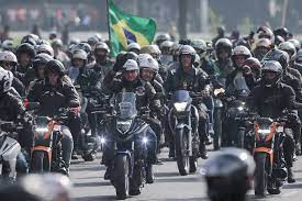 Fez um sobrevoo de helicóptero pela cidade antes de chegar ao parque olímpico da barra, ponto de partida da motociata. Bm59noqeznn4lm