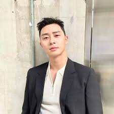7, v took time out during his break to visit his friend park seo joon. K Drama Itaewon Class Actor Park Seo Joon Unveils Youtube Gold Play Button For Surpassing 1 Million Subscribers