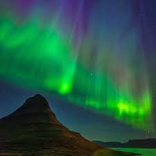 Glistening Aurora Borealis Over Kirkjufell Iceland Photography By Sendingstache Ourplanetdai Aurora Boreal Aurora Borealis Northern Lights Northern Lights