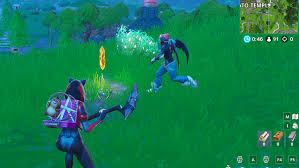 Il n'y a plus de bannières cachées comme il y en avait dans les saisons. Fortnite Defi Semaine 5 Chercher Entre Un Geant De Pierre Une Tomate Couronnee Et Un Arbre Dans Un Cercle Fortnite Gamewave