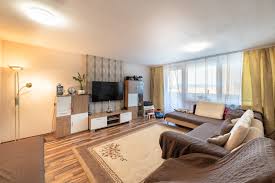 Obergeschoss eines gepflegten mehrfamilienhauses welches 1958 errichtet wurde. Vollstandig Renovierte 4 1 2 Zimmer Wohnung In Idealer Lage Mit Rundumservice Ebk Und Tiefgaragenstellplatz Immobilienburo Winnenden