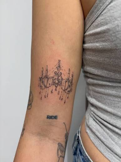 Another fine-line chandelier:P cause they're so fun! Slight variation to its crown and shading. For my sister @playboyclaudy🖤 #flashtattoo # chandelier #finelinetattoo #gothic #losangelestattooartist