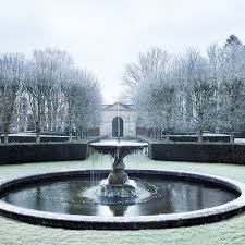 In Den Garten Des Chateau De La Ballue Wasserspiel Garten Englische Architektur Bluhende Landschaften