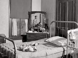 Shorpy Historical Photo Archive Crackerbox 1940 Miroir Cozy, clean, minimalist two bedroom 1940's home flooded with sunlight!