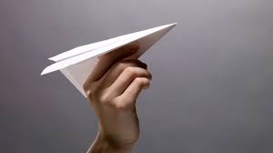 Tendrás una forma de triángulo con el doblez y una parte rectangular que sobra. Como Hacer Aviones De Papel Hogarmania