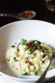 Dit is de belangrijkste fase in de bereiding van risotto, omdat dit het moment is waarop het gerecht de buitengewone, modderachtige romigheid krijgt die het moet hebben. Salmon Risotto Recipe Jamie Oliver