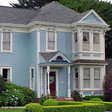 Blue Color Qui Adoucit L Esprit Au Premier Coup D Oeil Une Maison Bleue A Klamath California Usa Maison Maison Bleue Astuces Maison