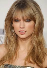 The Beauty Evolution Of Taylor Swift From Curly Haired Cutie To All American Icon Taylor Swift Hair Warm Blonde Hair Blonde Hair With Bangs