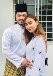 Seperti 5 pelakon lelaki popular tanah air ini, mereka bukan sahaja menariknya, anak lelaki datuk yusof haslam ini turut mengeluarkan single terbaharunya bertajuk senorita bergandingan bersama datuk ac mizal dan shuib sepahtu dimana menjadi lagu runut bunyi (ost) filem abang long fadil 2. Biodata Shahz Jaszle Pelakon Lelaki Malaysia Blog Informasi