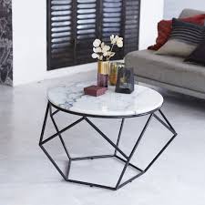 While the minimalist table takes visual inspiration from the art of origami, the heaviness of its tiled top contrasts. Nous Aimons Les Contrastes De Cette Table De Salon Matieres Teintes Formes Vous Apprecierez Le Caractere Table De Salon Table Basse Table Basse Marbre
