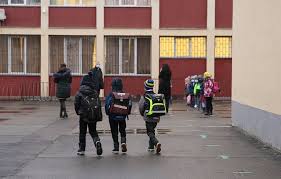 Ce poti munci ca elev sau student in romania? Inspectorul Ècolar General Din BucureÈti Demis DupÄ Ce A Catalogat Ca O JoacÄ Gestul Unui Elev Care S A Aruncat Pe Geam Ora De Sibiu