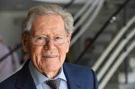 He questioned the formulation of such traditional church doctrine as papal. Theologe Hans Kung Wird 90