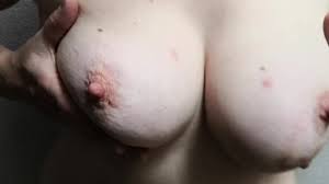 Montre-moi tes seins pour des gifles dures