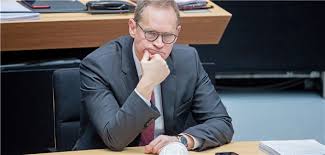 Müller corona porselein vaas meid vrouw met frozensaeed. Burgermeister Muller Erwagt Aufhebung Der Corona Impfpriorisierung