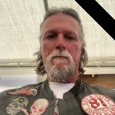 Mike Hollis (@mike.hollis.562)