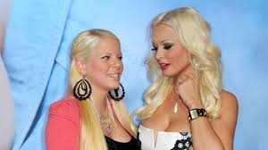 Ihre schwester, daniela katzenberger, mit der sie eigentlich seit monaten einen verbitterten streit austrägt, macht frankhauser mut. Daniela Katzenberger Uber Schwester Jenny Jeder Lebt Sein Eigenes Leben