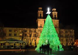 Gorgeous Green Christmas Tree is Made from 40,000 Recycled ...