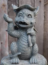 Gartenfigur Drache Sitzend Halt Blatt In Der Hand Figur Frostfest Neu Drachen Babydrache Drachenkunst