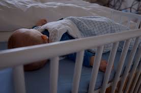 Wenn sie ihr baby daran gewöhnen möchten, von papa ins bett gebracht zu werden, geben wir ihnen einige tipps, die dabei helfen. Guter Babyschlaf Mit Ritualen Blog Zum Kleinen Grossen Gluck