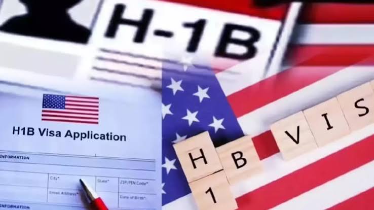 Us H-1b Visa Pause,अमेरिका में H-1B वीजा पर 3 साल रोक लगाने वाला बिल पेश, 1,00,000 डॉलर फीस को बनाएगा कानूनी, भारतीयों को झटका - us senator introduces bill seeking three year