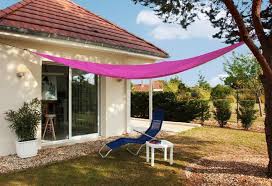 Facile à installer, il bénéficie de dimensions plus ou moins importantes en fonction de vos besoins. Voile D Ombrage Un Accessoire 1001 Styles Dans Mon Jardin