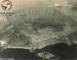 صورة قديمة ت ظهر مدينة عدن بشكل واضح وهي داخل فوهة واحد من أكبر البراكين الخامدة في العالم والذي اعتبره البرفيسور البريطاني g gass photo aden city photo