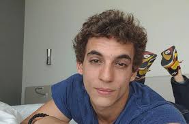 Mais la question qui brûle les lèvres de tous les téléspectateurs en regardant cette saison ne concerne pas l'intrigue directe de la série, mais. O Grande Amor De Miguel Herran Rio De La Casa De Papel