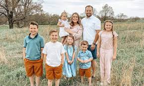 Josh duggar and his wife anna are expecting their seventh child, a girl. Josh Duggar Of 19 Kids And Counting And His Wife Anna Reveal They Are Expecting Their Seventh Child Daily Mail Online