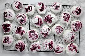 La meringa è una combinazione leggera e dolce che viene utilizzata per decorare le torte come la meringata al limone e la crema di cocco. Meringhe 10 Errori Da Non Fare Dissapore