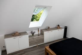 Freistehendes Sideboard Unterhalb Einer Dachschrage Bis Zum Drempel Reichend Unterhalb Des Fensters Wurde Das Mobel Etwas T Sideboard Dachschrage Wohnzimmer