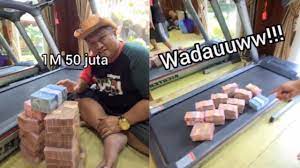 Apapun usaha yang anda lakukan sekarang jangan pernah lupa untuk selalu memprioritaskan penghasilan yang halal, meskipun untuk bisa mendapatkan 1 milyar dalam sehari dengan cara yang halal pastinya anda akan berjuang dengan sangat ekstra. Siapa Agus Purnomo Ini Juragan Viral Tiktok Yang Pamer Hitung Uang Cash Rp 1 Miliar