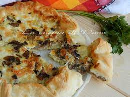 Si tratta di un guscio di pasta brisée farcito con funghi e patate e con un composto a base di lasciare cuocere la torta salata funghi e patate nel forno già caldo per circa 30 minuti. Torta Salata Patate Funghi E Mozzarella