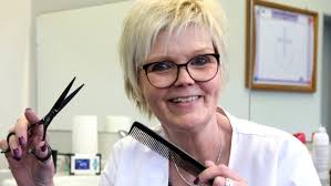 Die Kieler Truppenfriseurin Angela Pieper schneidet bei den Soldaten gut ab