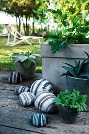 Des Galets Peints De Rayures Idees Jardin Decoration Jardin Art Des Jardins