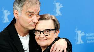 The breathtaking story of a man gifted with exceptional abilities set against the background of the events of the totalitarian fifties. Sarlatan V Berline Hospodarske Noviny Ihned Cz