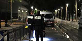 Après l'attaque au couteau qui a fait quatre victimes parmi le personnel de la préfecture de police de paris. Attaque Au Couteau A Paris Comment Cinq Passants Ont Neutralise L Assaillant