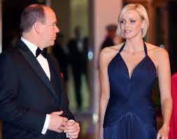 Le 23 de juin 2010, et après plusieurs années de relation, le prince albert de monaco (1958) et sa fiancée, la jeune charlène lynette wittstock (1978), annoncent leur mariage. Albert Et Charlene De Monaco Nous Fetons Nos 100 Ans Madame Figaro