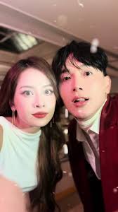 Triệu và Marco chờ gia đình tại rạp phim