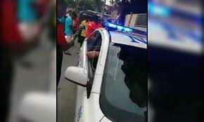 Bagaikan kereta api yang sedang langsir. Lima Lelaki Tahan Kereta Polis Diburu Video